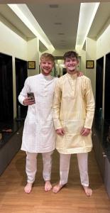 Due uomini sono vicini di Hostells a Pune