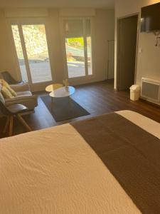 Postel nebo postele na pokoji v ubytování l'Ancienne Gendarmerie