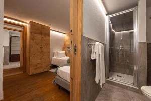 een badkamer met 2 bedden en een douche bij Maisons Grandes Murailles in Valtournenche +117 foto's