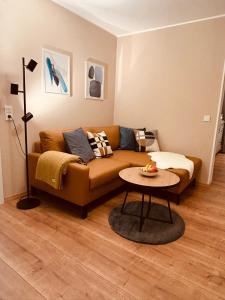 ein Wohnzimmer mit Sofa und Tisch in der Unterkunft Ferienwohnung CityNest - moderne Wohnung zentral in Schmallenberg in Schmallenberg