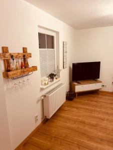 ein Wohnzimmer mit einem Flachbildfernseher an der Wand in der Unterkunft Ferienwohnung CityNest - moderne Wohnung zentral in Schmallenberg in Schmallenberg