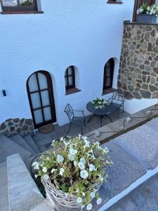 a white building with a table and a basket of flowers at Helle Souterrain-Wohnung mit eigenem Eingang in Erftstadt