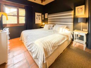 una camera da letto con un letto grande e una finestra di Hotel Boutique Barosse Family & Pet Friendly Roo a Jaca Altre 42 foto