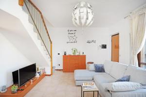 a living room with a couch and a tv at Urban Oasis in Cormano