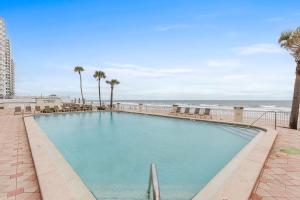 een zwembad met strand op de achtergrond bij Daytona Beach Resort 1004 in Ortona