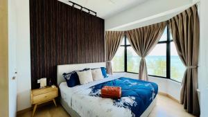 een slaapkamer met een bed en een groot raam bij Mutiara Melaka Beach Resort Condominium,Pantai Puteri Melaka in Melaka