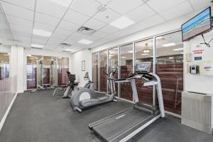 een fitnessruimte met loopbanden en crosstrainers in een gebouw bij Daytona Beach Resort 1004 in Ortona