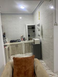 Il comprend une cuisine équipée d'un comptoir et d'un réfrigérateur. dans l'établissement Casa Bellah Sunset, à Watamu 53 autres photos