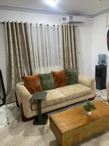 un salon avec un canapé et une table dans l'établissement Casa Bellah Sunset, à Watamu