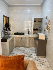 une grande cuisine avec un comptoir et un comptoir dans l'établissement Casa Bellah Sunset, à Watamu