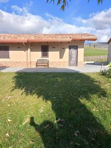 un edificio con una panchina in mezzo a un cortile di villa VM a Maniace