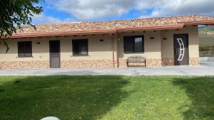a house with a grass yard in front of it at villa VM in Maniace