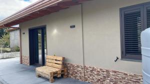 una panchina di legno seduta sul portico di una casa di villa VM a Maniace