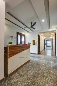 une pièce vide avec un ventilateur de plafond et un hall d'entrée dans l'établissement Hotel Town Stay Near Rajiv Gandhi Cancer Hospital Rohini, à New Delhi 40 autres photos