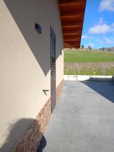 una porta sul lato di un edificio di villa VM a Maniace Altre 8 foto