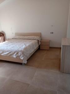 una camera da letto con un letto e un pavimento piastrellato di villa VM a Maniace