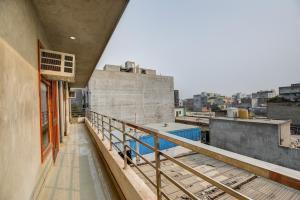 un balcon avec vue sur une ville dans l'établissement Hotel Town Stay Near Rajiv Gandhi Cancer Hospital Rohini, à New Delhi