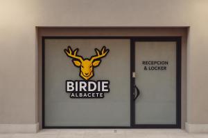 een garagedeur met een giraffenlogo erop bij Industrial -Apartamentos Birdie- in Albacete