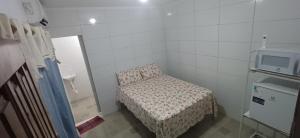 Camera piccola con letto piccolo e TV di Taberna dos Castilho 1 a Bertioga