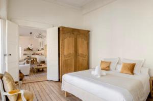 een witte slaapkamer met een groot bed en een woonkamer bij Splendide Appartement a coté de la Mer Calme 2 Room Wifi Tramway in Nice +9 foto's