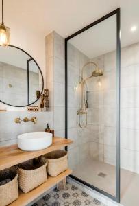 een badkamer met een wastafel en een douche bij Splendide Appartement a coté de la Mer Calme 2 Room Wifi Tramway in Nice