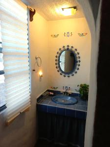 un bagno con lavandino e specchio di La Casa del Sol - Cuernavaca a Cuernavaca Altre 8 foto