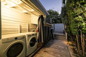 una lavatrice situata all'esterno di una casa di Papa's Hideaway a Key West