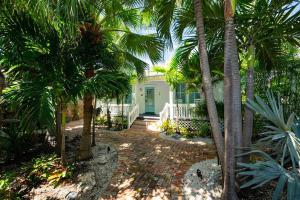 una casa con delle palme davanti di Papa's Hideaway a Key West