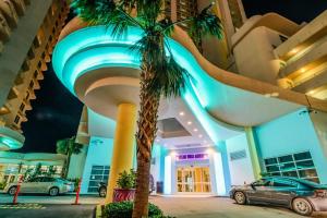 een palmboom voor een gebouw met een glijbaan bij Daytona Ocean Walk 2424A in Seabreeze