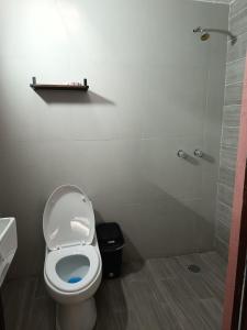 een badkamer met een toilet en een douche bij Habitación 102 Cordoba Centro Estacionamiento in Córdoba