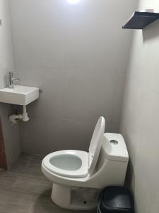 een badkamer met een wit toilet en een wastafel bij Habitación 102 Cordoba Centro Estacionamiento in Córdoba