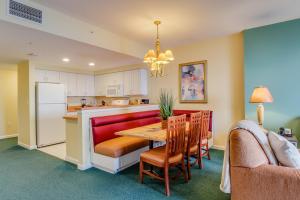 een keuken en eetkamer met een tafel en stoelen bij Daytona Ocean Walk 2424A in Seabreeze