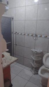 un bagno con doccia e WC di casa Magalhães a Laguna