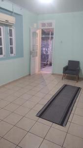 una stanza con una porta, una sedia e un tappeto di casa Magalhães a Laguna