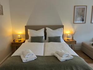 een slaapkamer met een groot bed met handdoeken erop bij Fewo Eirich in Günzburg