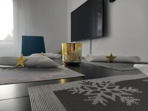 ein Tisch mit Sternen darauf mit einem Tischablishthritisthritisthritisthritis in der Unterkunft Apartman Megi & studio apartman Tomi - SELF CHECK IN in Krapina