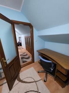 a room with a desk and a mirror and a chair at D&D Apartment in Koceljevo