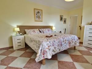 une chambre avec un lit et deux tables de nuit dans l'établissement Villa Puerto de la Luz, à Mijas 107 autres photos