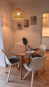 een eetkamer met een tafel en stoelen bij Fewo Eirich in Günzburg +19 foto's