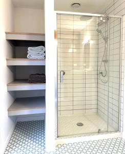 une douche avec une porte en verre dans une salle de bain dans l'établissement Athol Country Bed & Breakfast, à Athol