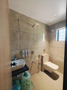 een badkamer met een wastafel en een toilet bij D-LITE COTTAGE in Mahabaleshwar