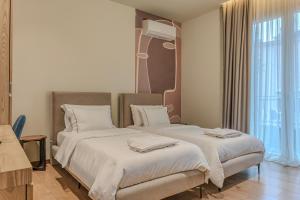 En eller flere senge i et værelse på Villa Noem