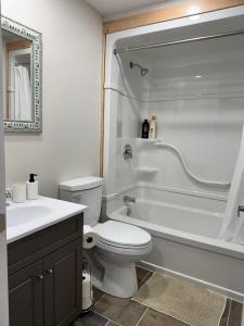 un bagno con un water, una vasca e un lavandino di New Modern Private Suite Near Champlain Mall a Moncton Altre 12 foto