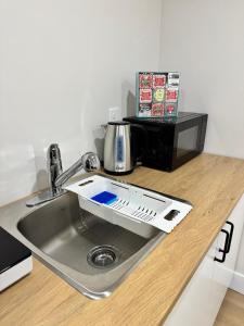 un lavandino da cucina con una bilancia sopra di New Modern Private Suite Near Champlain Mall a Moncton