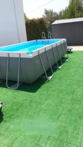 een kleine boot die bovenop een grasveld ligt bij B&B Villa VITTORIO in Galatone