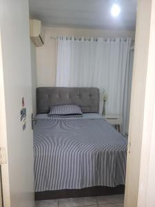een bed in een witte kamer met een bed sidx sidx sidx sidx bij Casa com 3 Quartos Enseada Encantada in Porto Belo