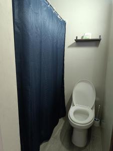 Et badeværelse på Suite 103 Cordoba Centro con Estacionamiento