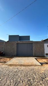 a building with a ramp in front of a wall at Casa de praia Cleo in Luis Correia