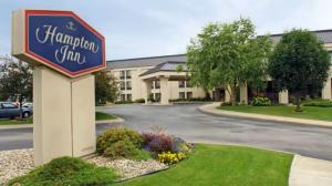 a sign for a hampton inn at Hampton Inn La Crosse/Onalaska in Onalaska