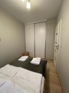 una camera da letto con un letto con due asciugamani sopra di WhiteHouse a Jarosław Altre 4 foto